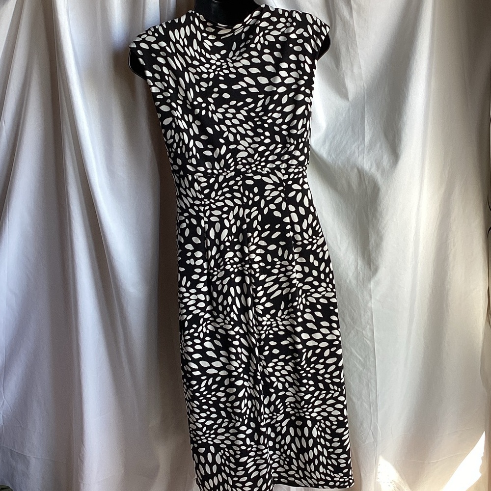 Maggy London Black and White Leaf Print Midi Dress - Picture 4 of 10